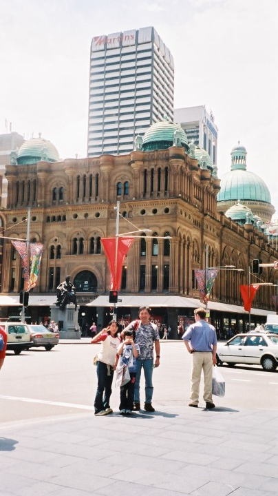 「クイーン・ヴィクトリア・ビルディング」(QVB)の全景。