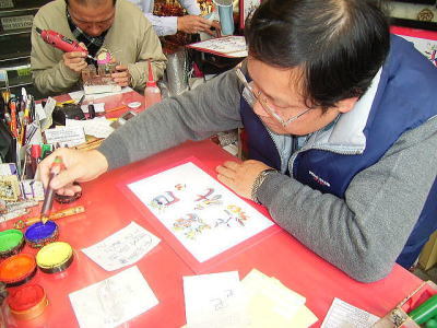 金婚式の両親へのお土産に「花文字の名前」を書いてもらいました。額に入れて日本円で4500円はちょっと高かった。