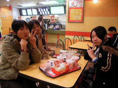 小腹が空いたので、マックに飛び込み、ハンバーガーをパクつく。日本にないメニューにビックリ。その他にもホテルの近くに吉野家があり、牛丼も食べた。 せっかく香港まで来て何食べてるんだ。