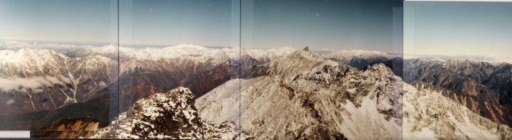 奥穂高岳頂上から槍ヶ岳方面の稜線のパノラマ