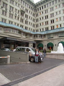 香港一の最高級ホテル「ペニンシュラ」。泊まれなかったけど、せめて記念写真だけでも