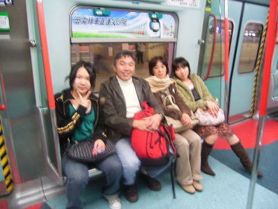 シンセンから香港までは列車で移動。車内のモニターでまテレビ番組やニュースを見れる。
