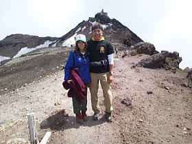 お鉢めぐりの途中、富士山の最高峰 剣ヶ峰をバックにハイ、ポーズ！