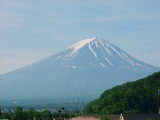 ６月 雪が残り少ない富士山