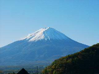 １１月 ７合目付近まで雪のかぶった富士山