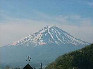 ５月 徐々に雪が解け始めた富士山